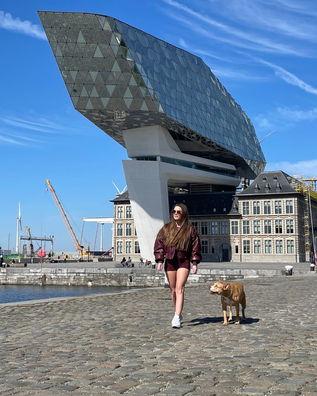 Melissa en Gilera wandelen bij het Havenhuis in Antwerpen.