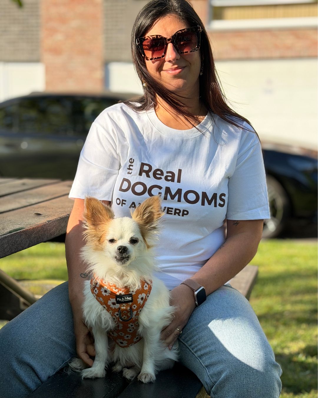 Vrouw met hond in The Real Dogmoms of Antwerp T-shirt van Maison Gigi