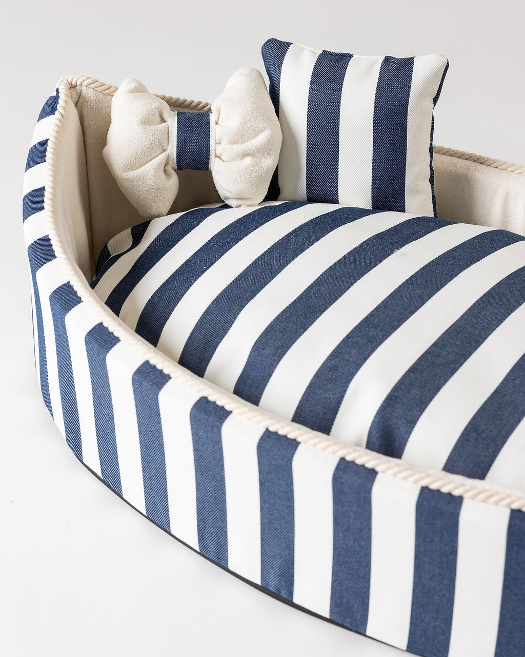 Bau Barù Barchetta Blue luxe hondenmand in Navy Blue Stripe van 75 × 45 cm