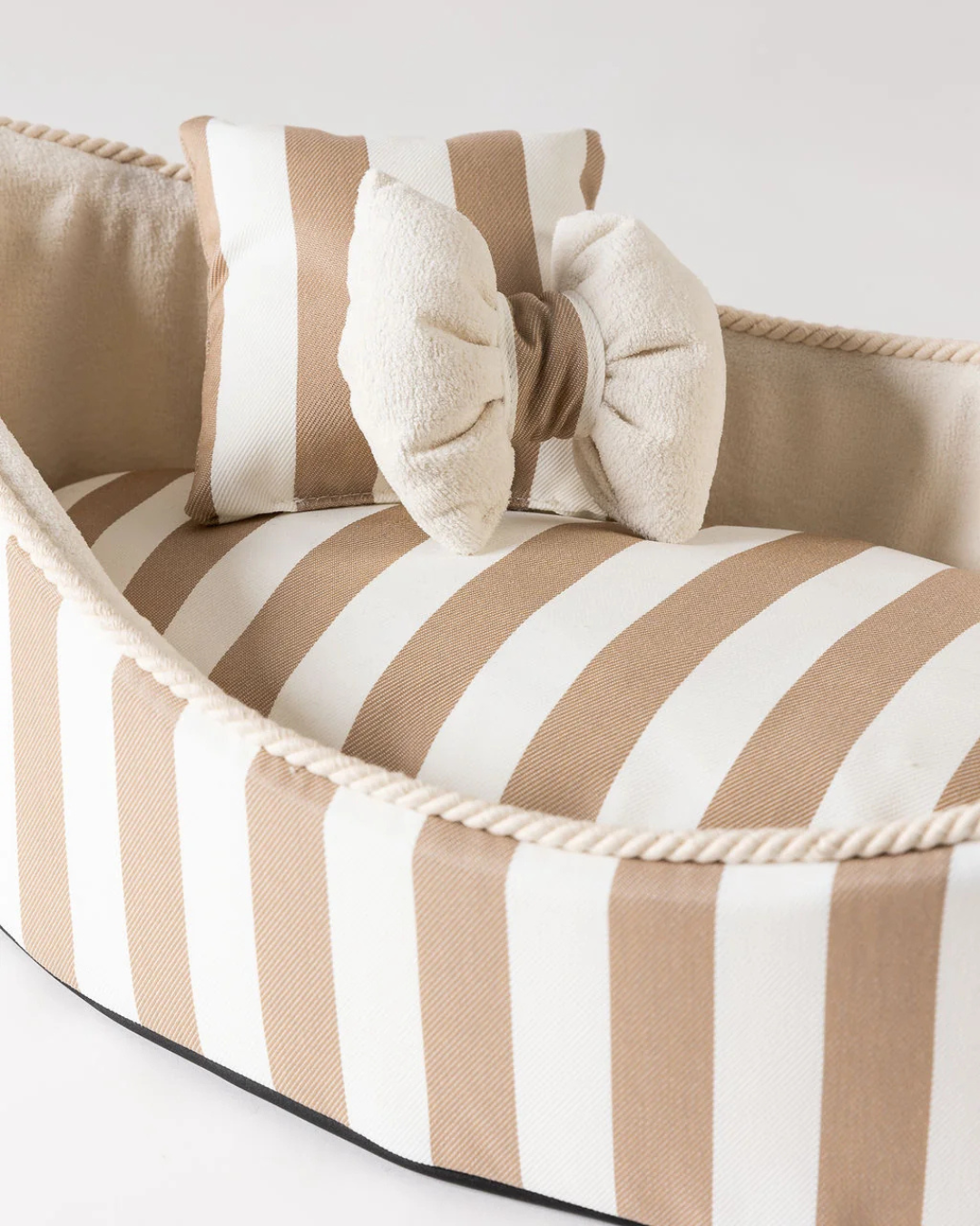 Detail van Bau Barù La Barchetta Stripe hondenmand met dubbelzijdig binnenkussen