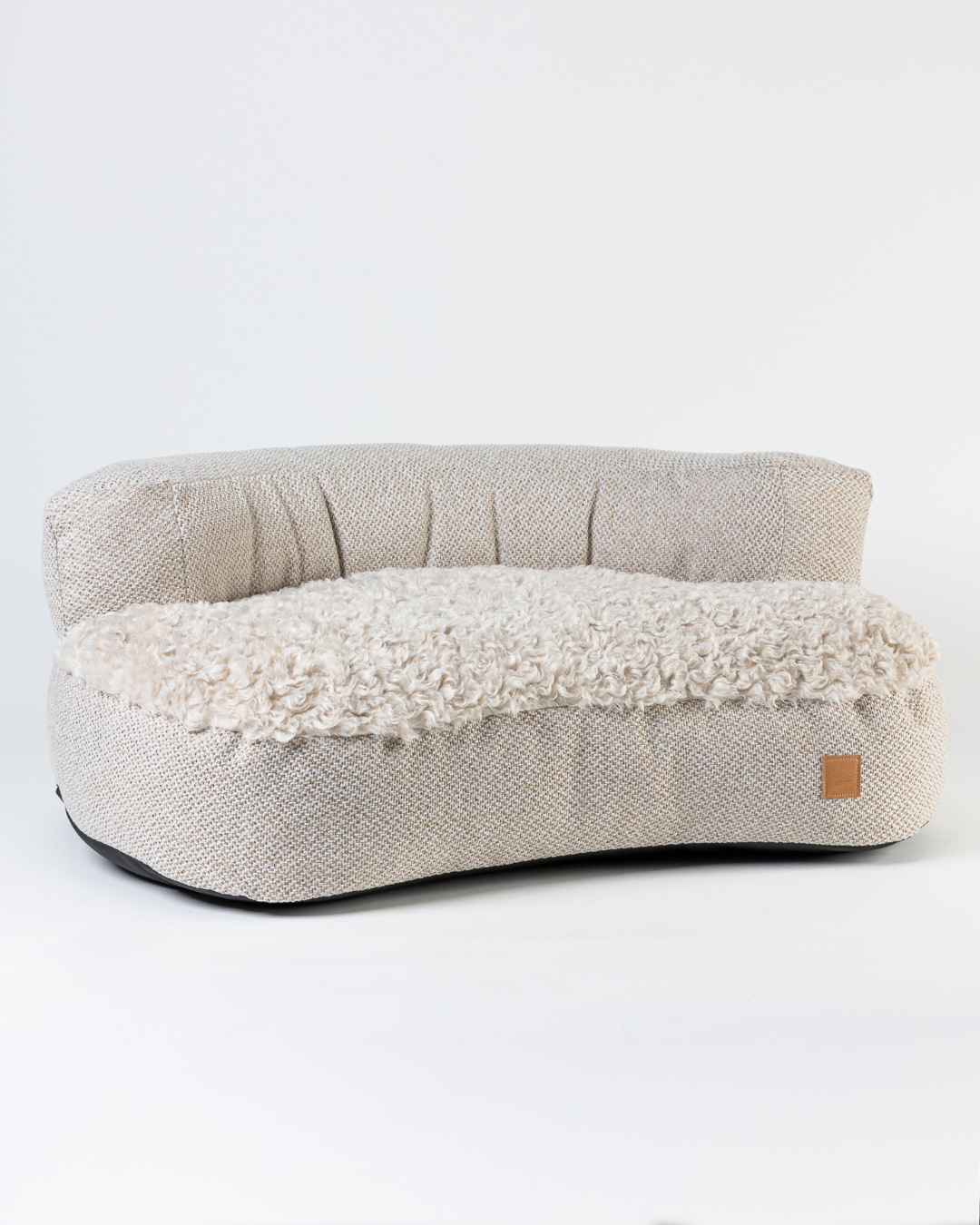 Bau Barù Il Sofà Baldo luxe hondensofa in ecru met zachte pelliccia-zitting