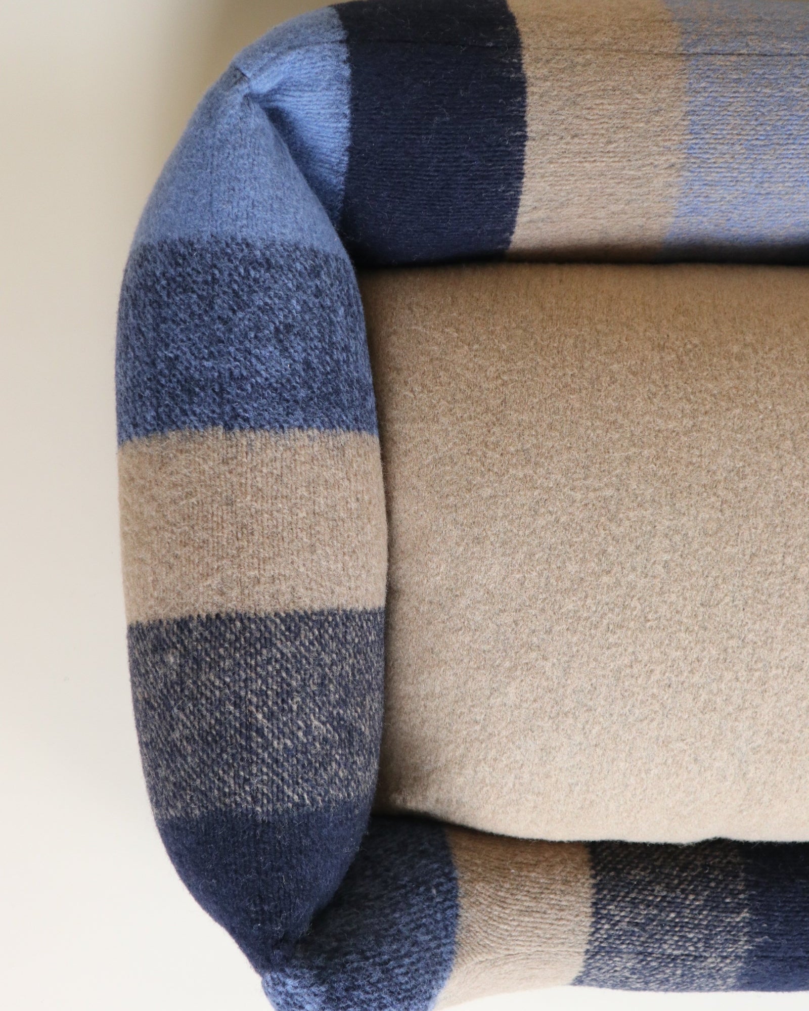 Detail van de Bau Barù Impero North hondenmand met dik gevulde rand en zachte bekleding