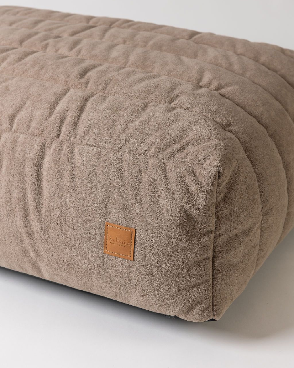 Bau Barù Mocha design hondenmand schuin van voren bekeken