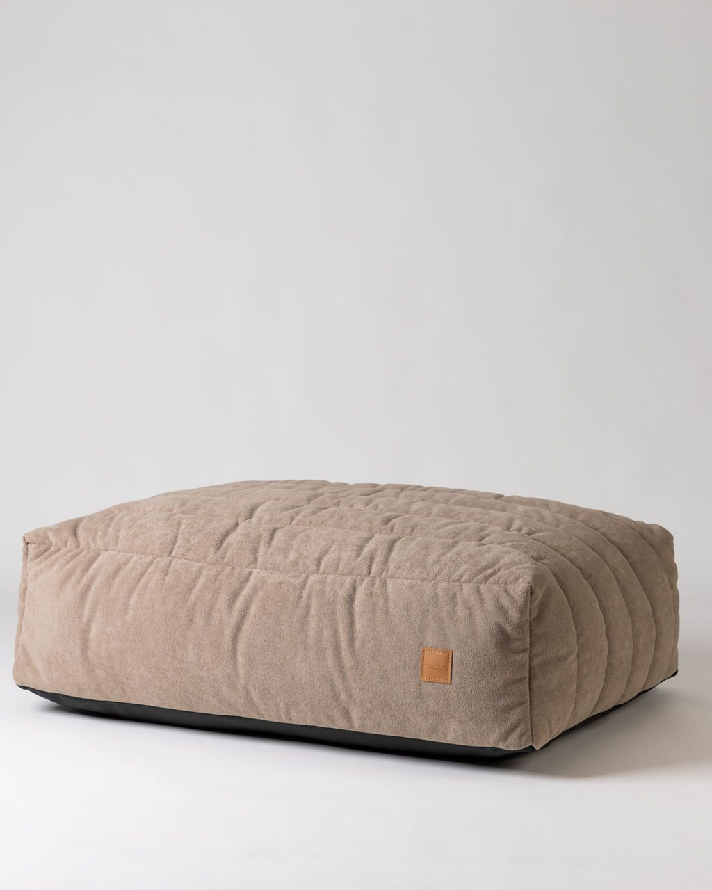 Detail van de zachte Mocha Bau Barù hondenmand met ribstructuur en merklabel