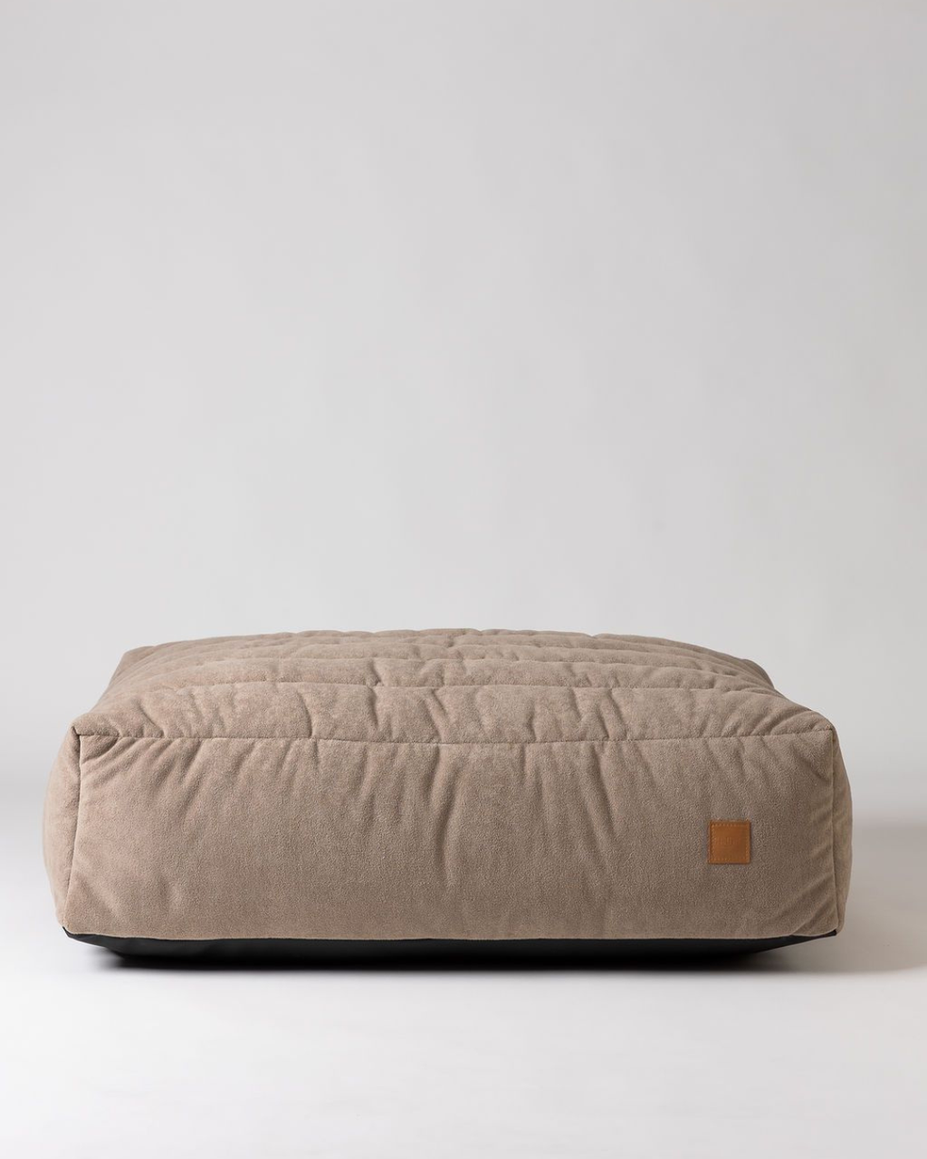 Bau Barù Mocha luxe rechthoekige hondenmand van 90 × 70 cm van voren