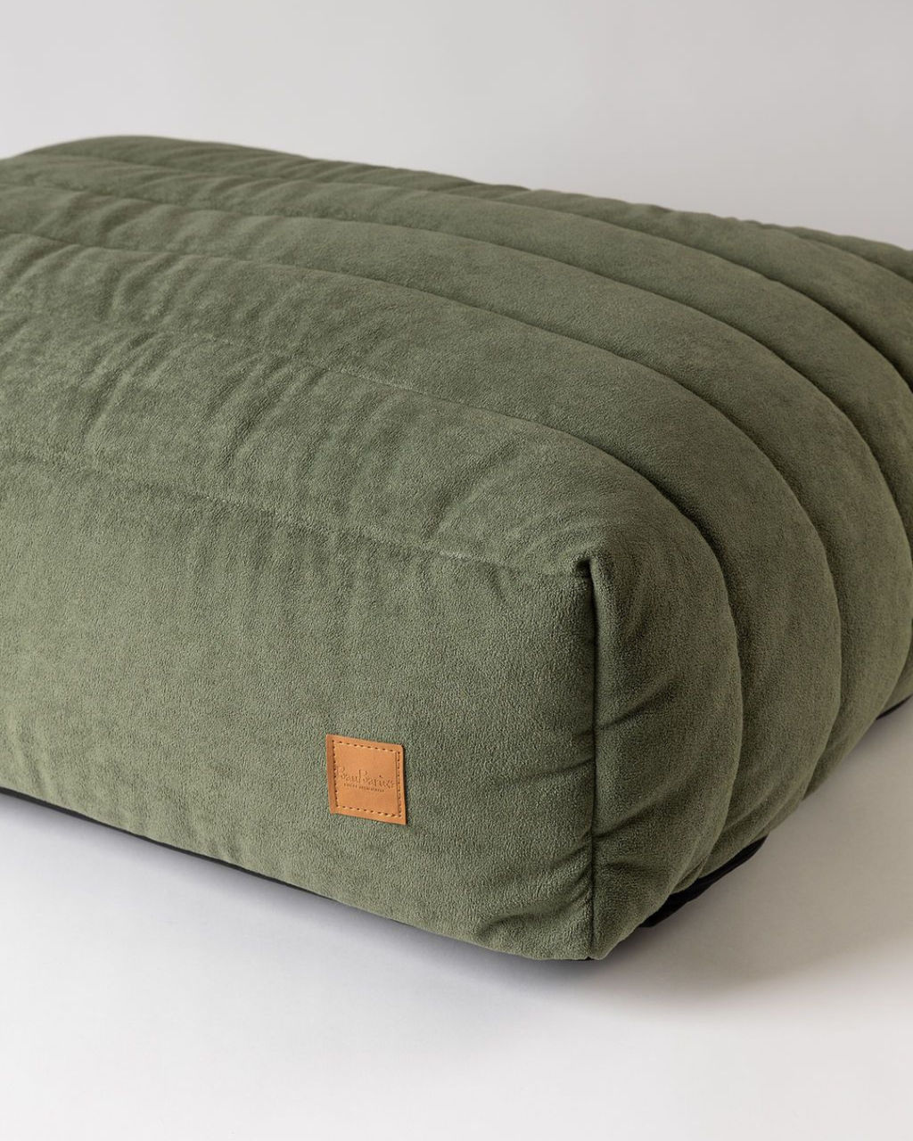 Bau Barù Olive Green design hondenmand schuin van voren met zachte verhoogde randen