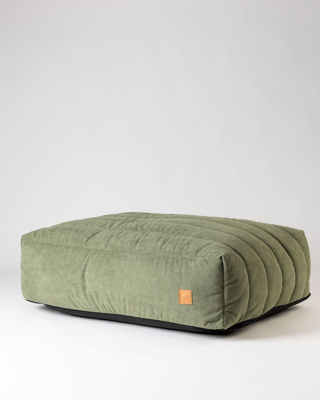 Detail van de Bau Barù Olive Green hondenmand met zachte ribstructuur en merklabel