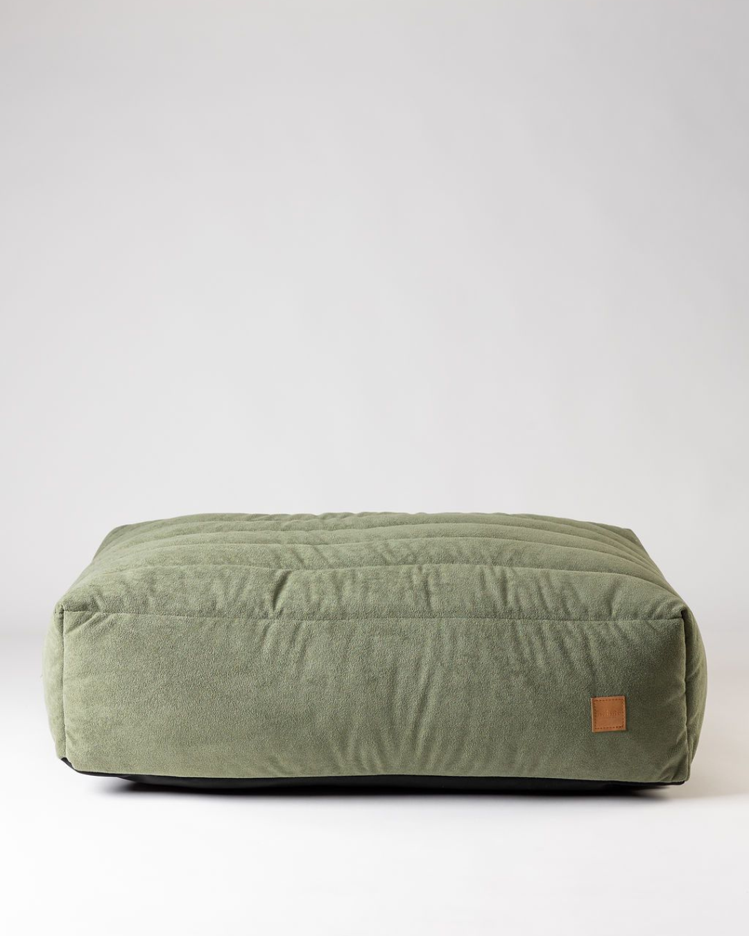 Bau Barù Olive Green luxe rechthoekige hondenmand van 90 × 70 cm van voren