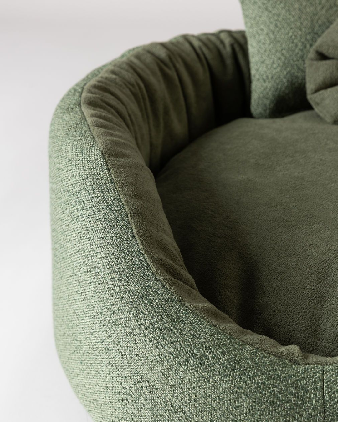 Detail van de Bau Barù Sarah Deep Forest Green hondenmand met zacht binnenkussen
