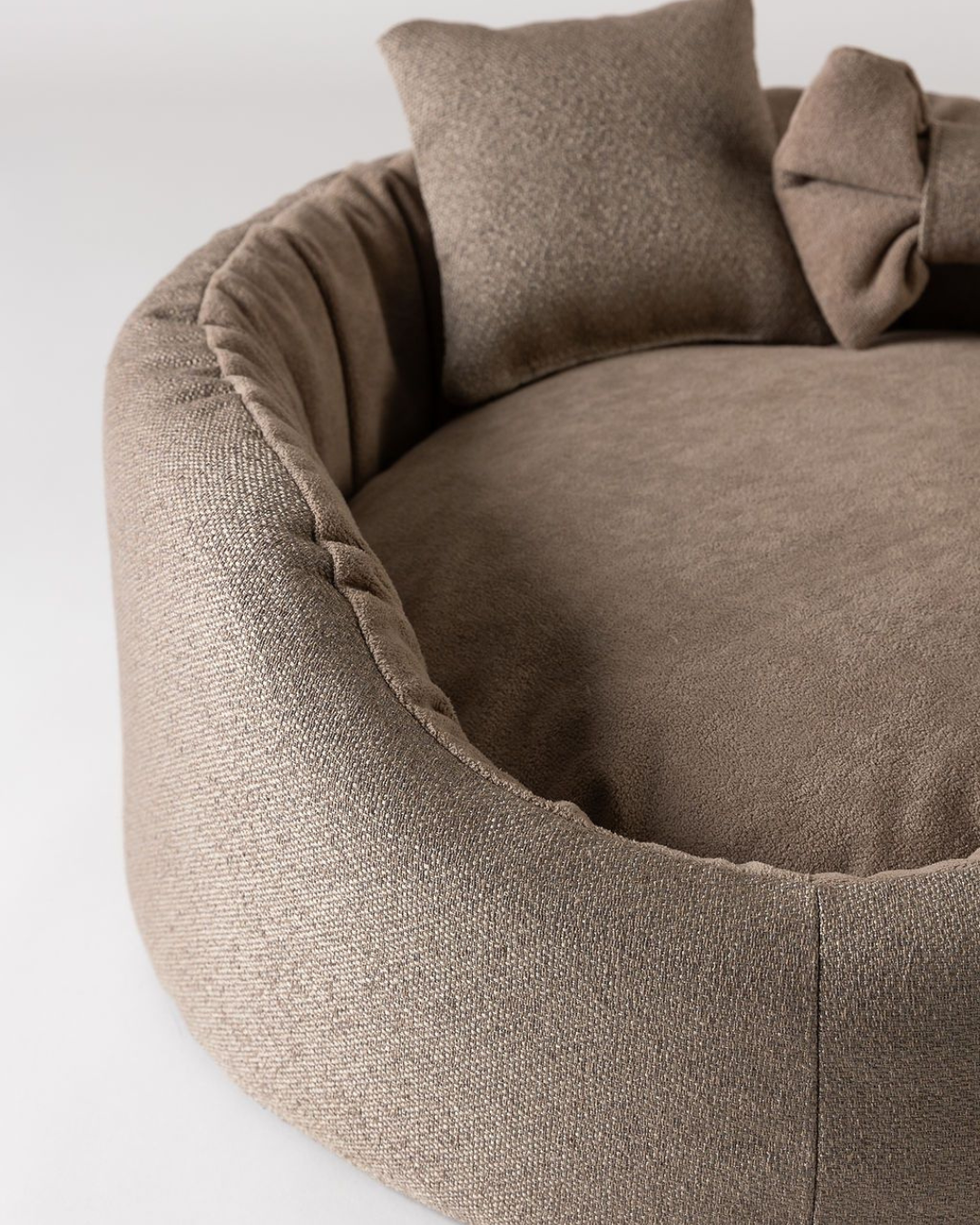 Detail van de Bau Barù Sarah Mocha hondenmand met zachte binnenvoering en strikdetail