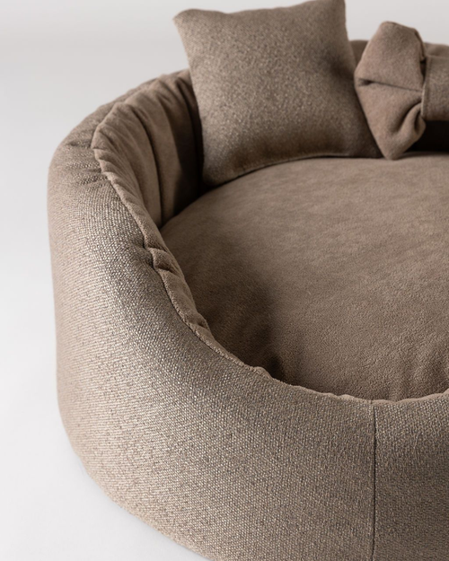 Detail van de Bau Barù Sarah Mocha hondenmand met zachte binnenvoering en strikdetail