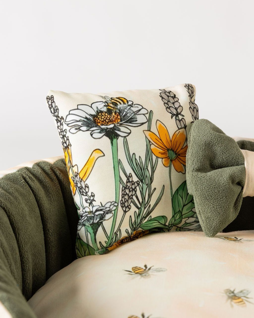 Detail van Bau Barù Sarah Spring hondenmand met bloemenkussen en bijenprint