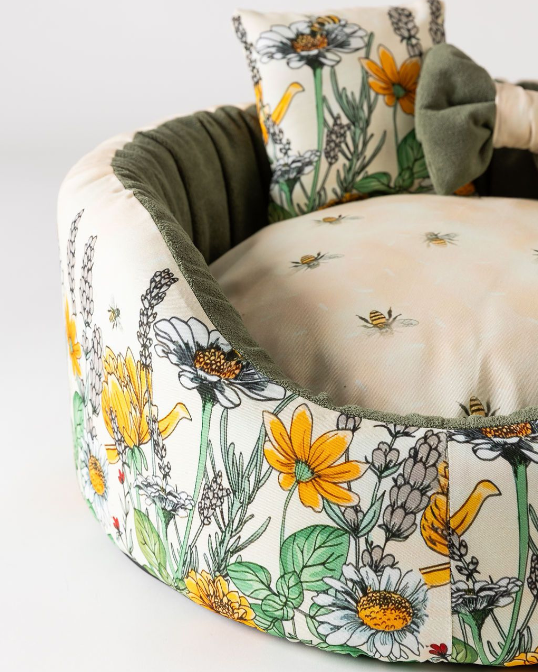 Detail van de Bau Barù Sarah Spring hondenmand met bloemenprint en groen binnenwerk