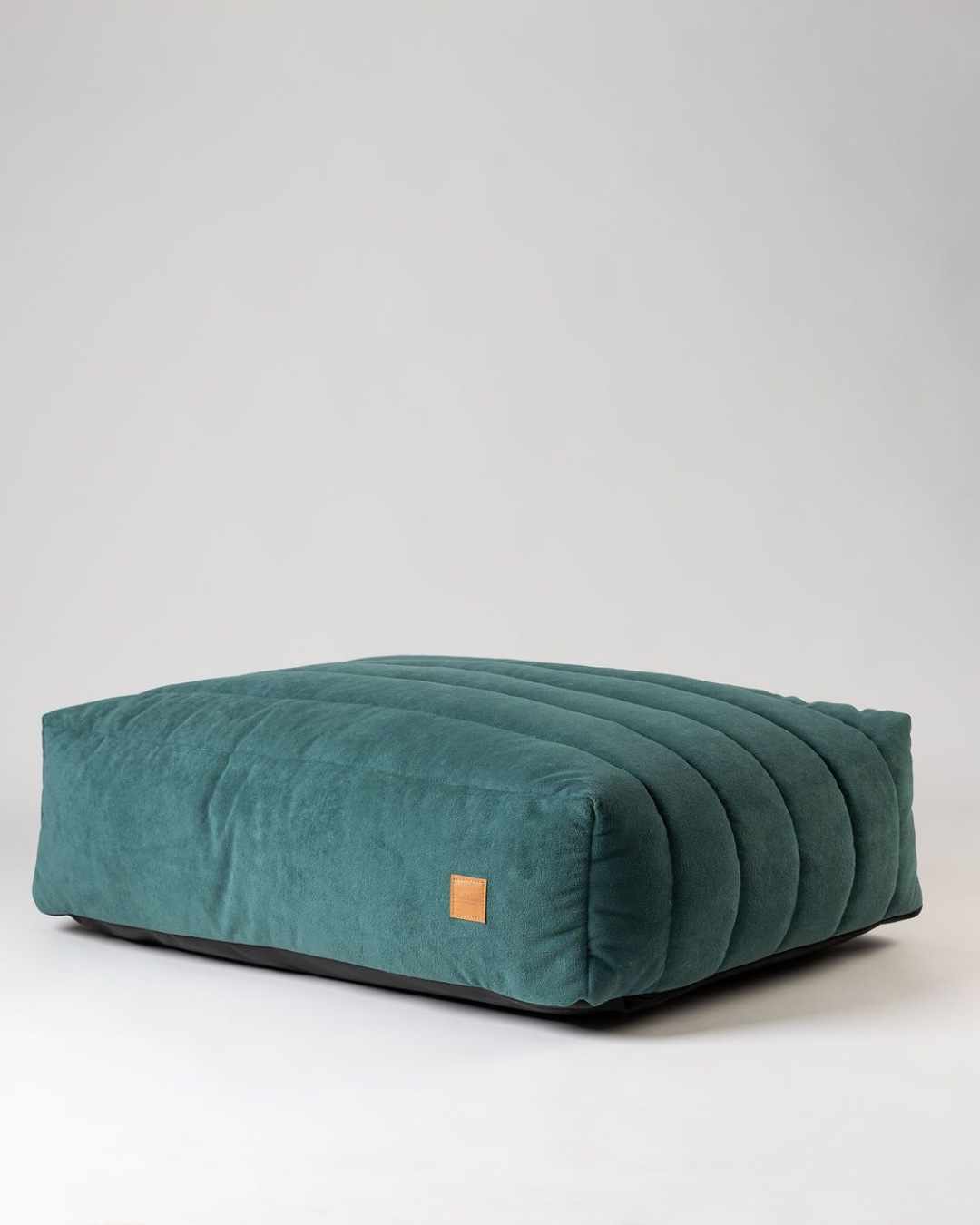 Detail van de zachte Tiffany Blue Bau Barù hondenmand met merklabel