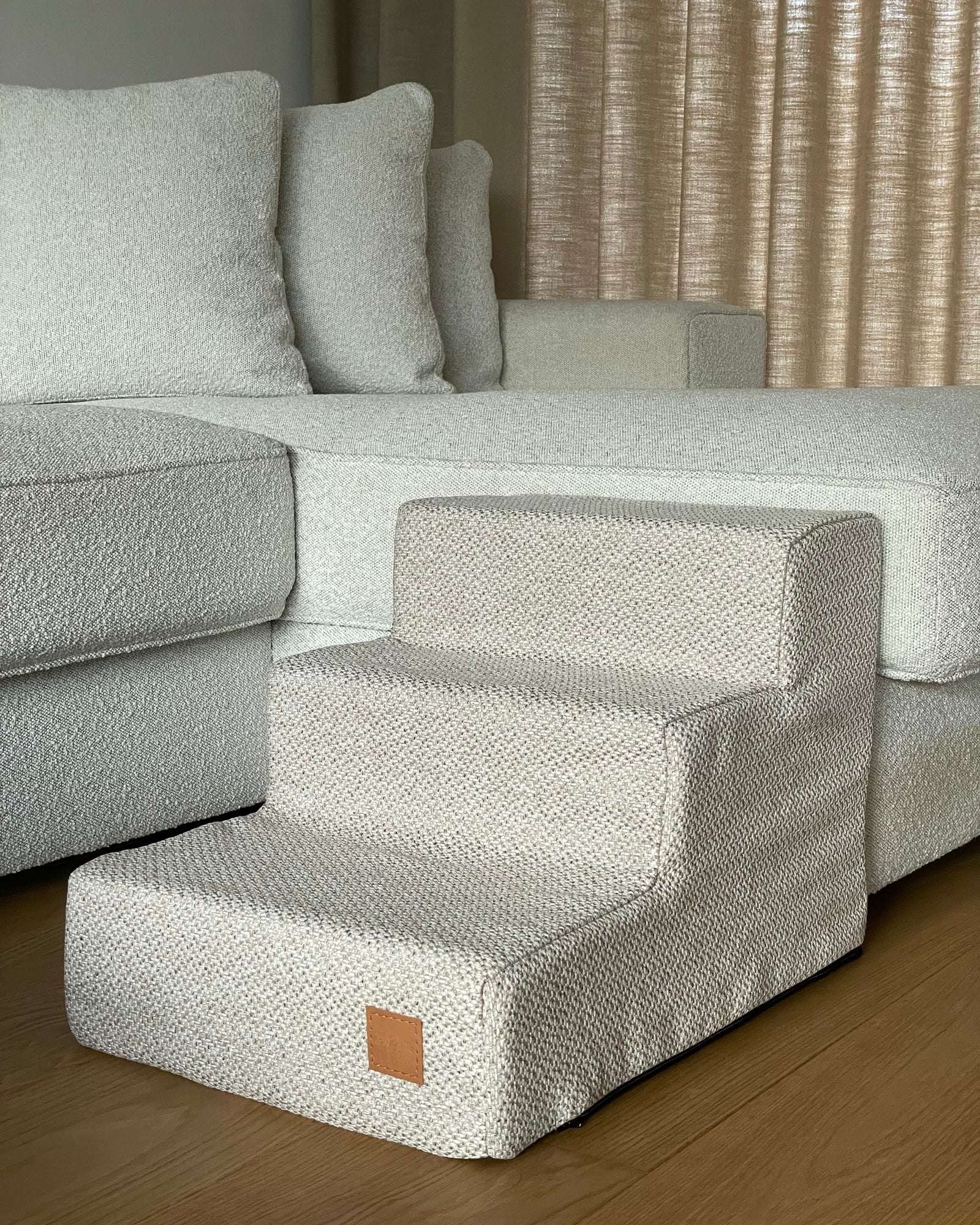 Luxe Bau Barù Trap Margot hondentrap in een stijlvol beige interieur