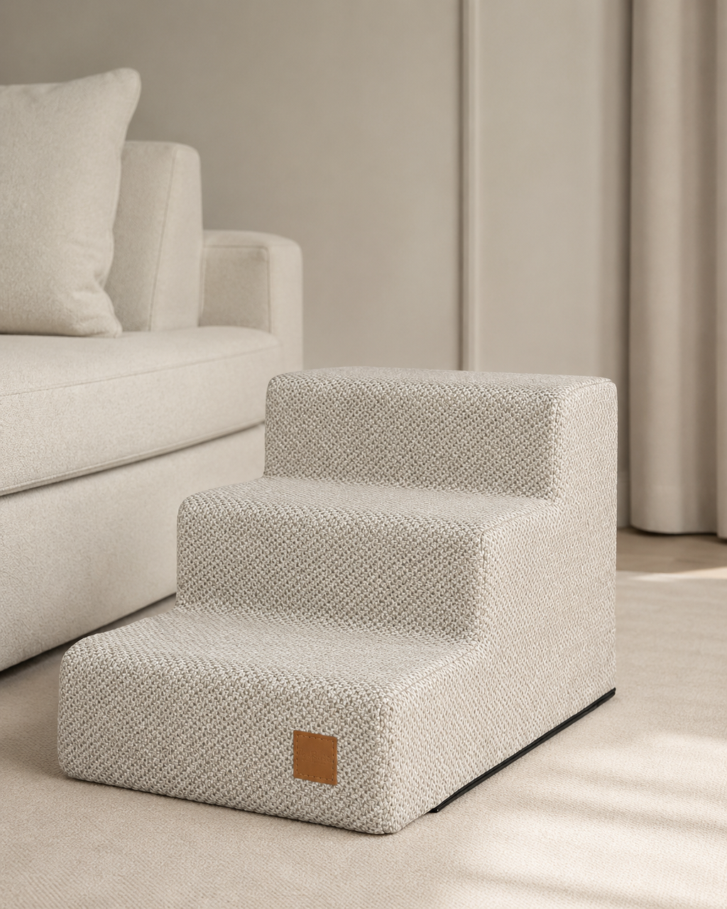 Bau Barù Trap Margot luxe hondentrap in beige naast een lichte sofa