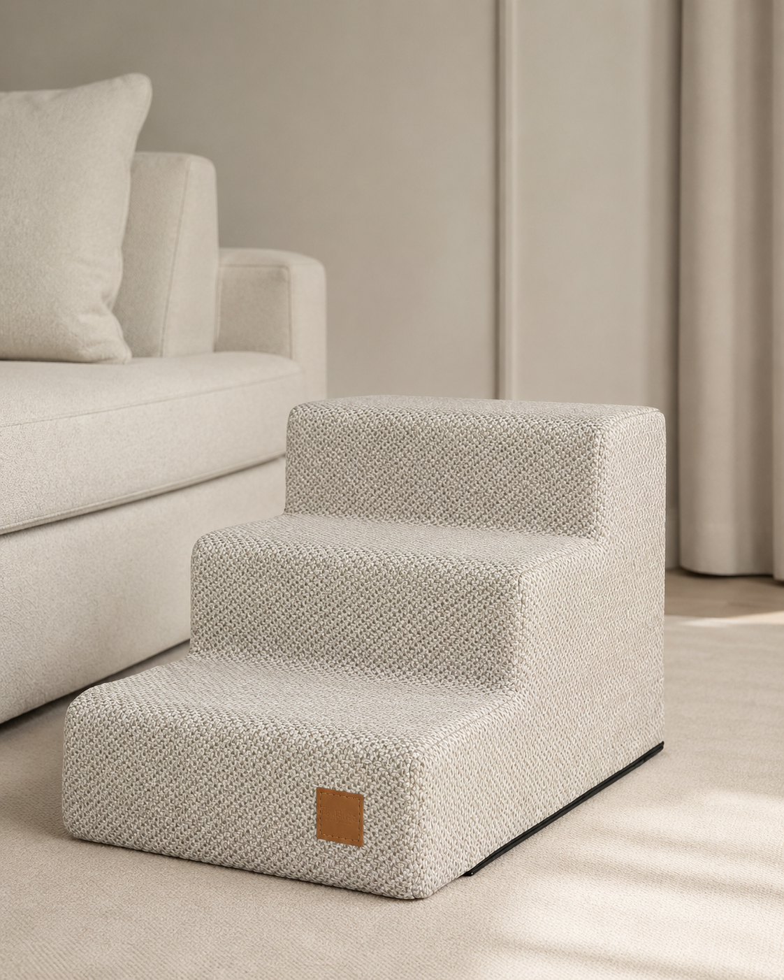 Bau Barù Trap Margot luxe hondentrap in beige naast een lichte sofa