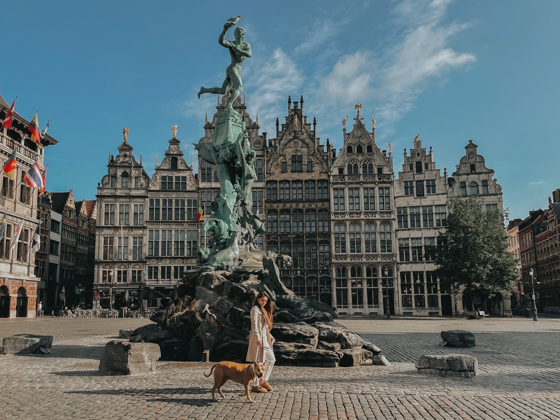 Gilera op de Grote Markt in Antwerpen met de Brabofontein en historische gildehuizen op de achtergrond