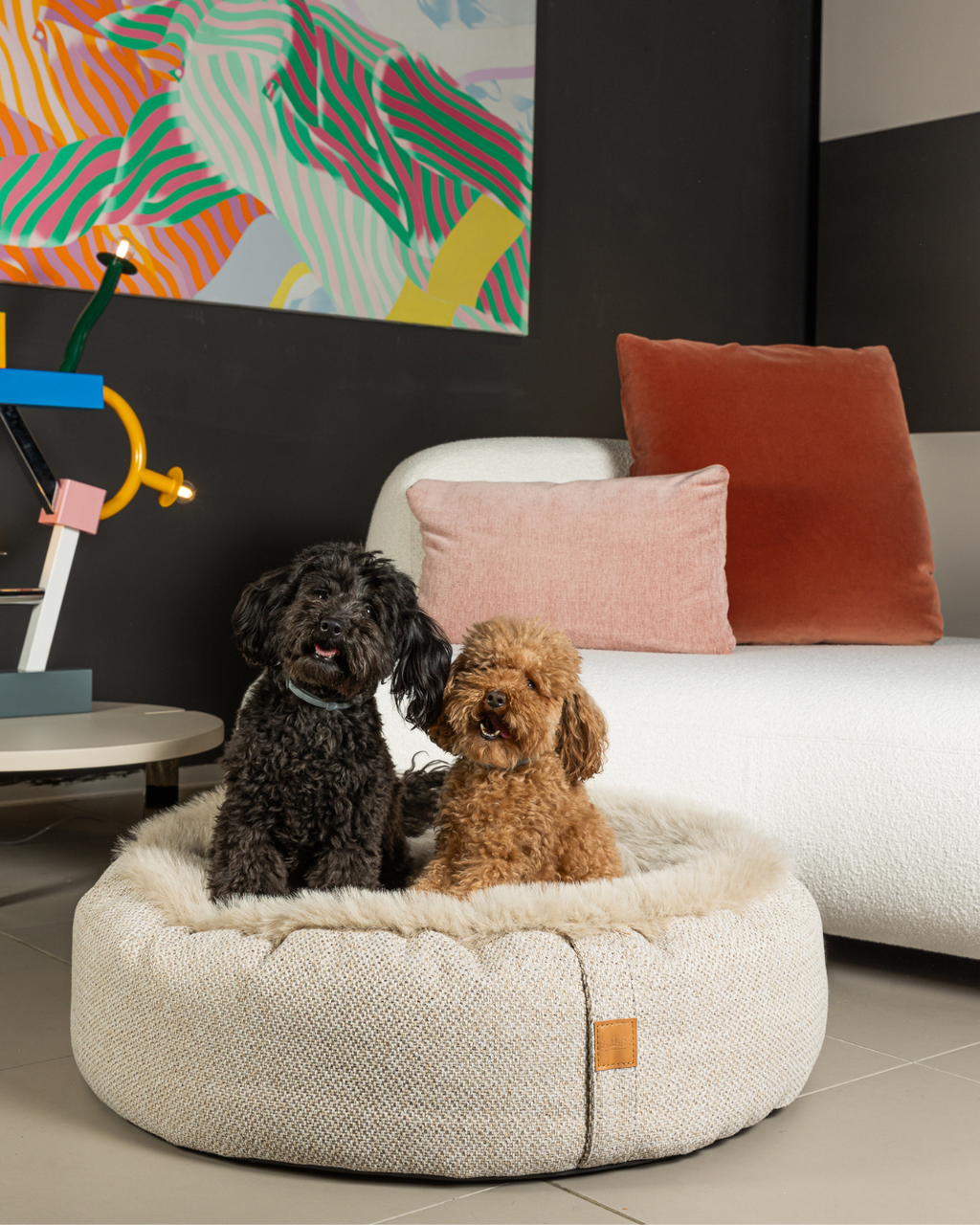 Hond ontspannen in de Bau Barù Olga Alghero luxe ronde hondenmand