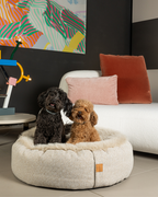 Hond ontspannen in de Bau Barù Olga Alghero luxe ronde hondenmand