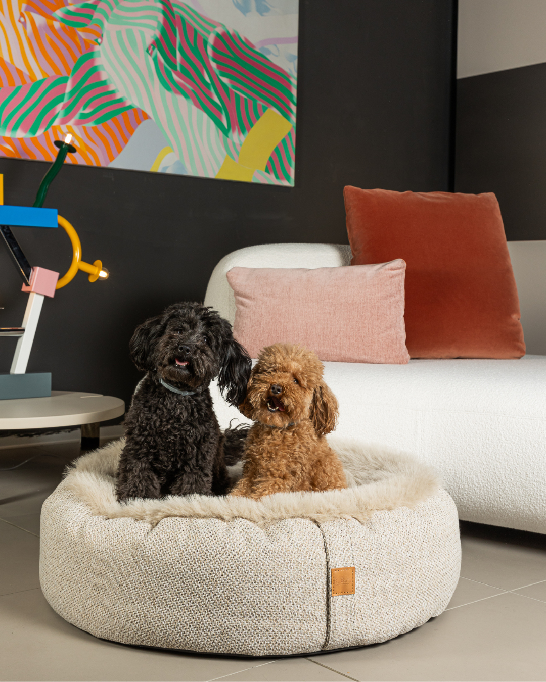 Hond ontspannen in de Bau Barù Olga Alghero luxe ronde hondenmand