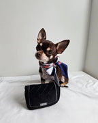 Hond met zwarte Chewnel Classic Luxe Bag pluche hondenspeeltje