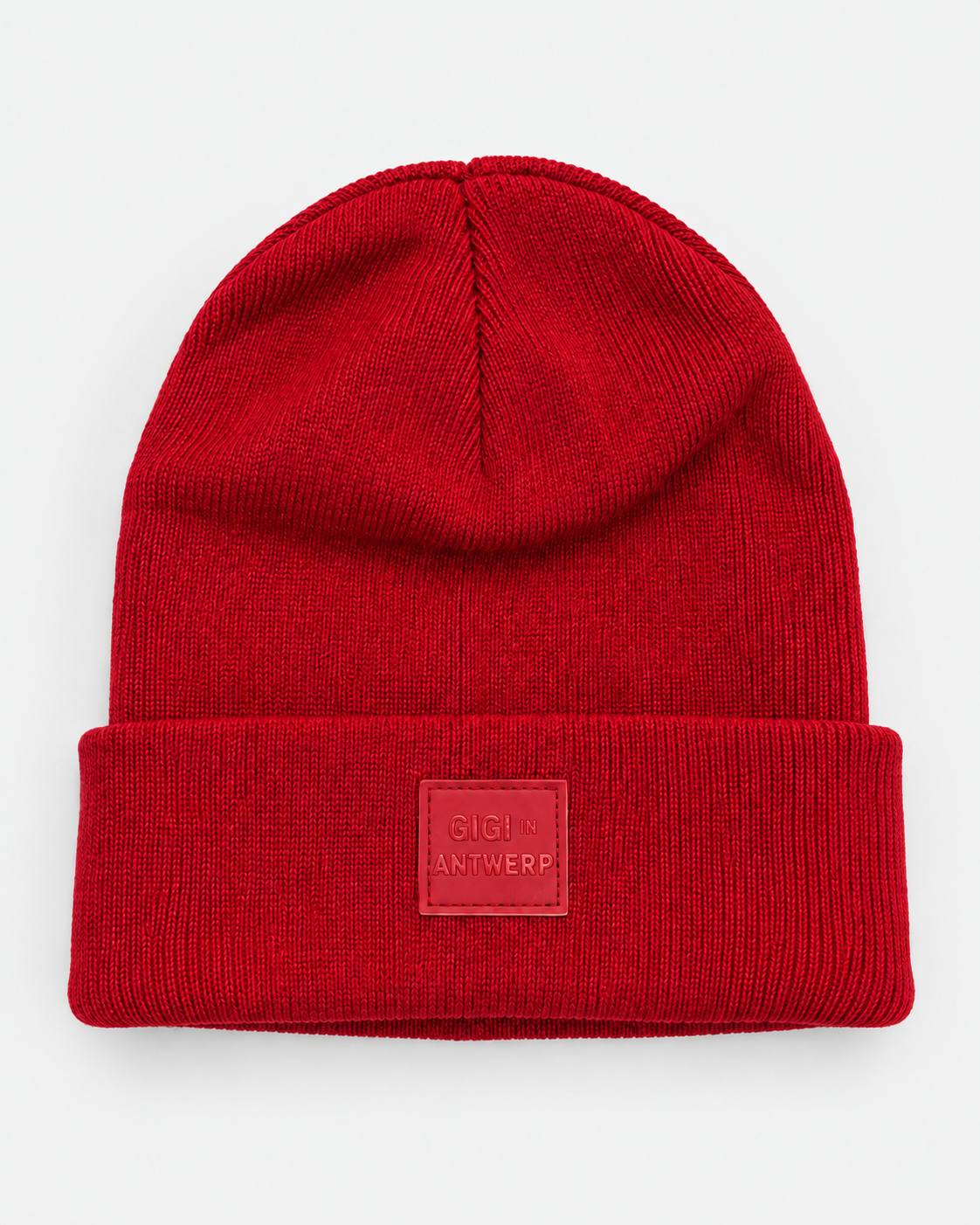Rode Maison Gigi beanie met omgeslagen boord en Gigi in Antwerp-label.