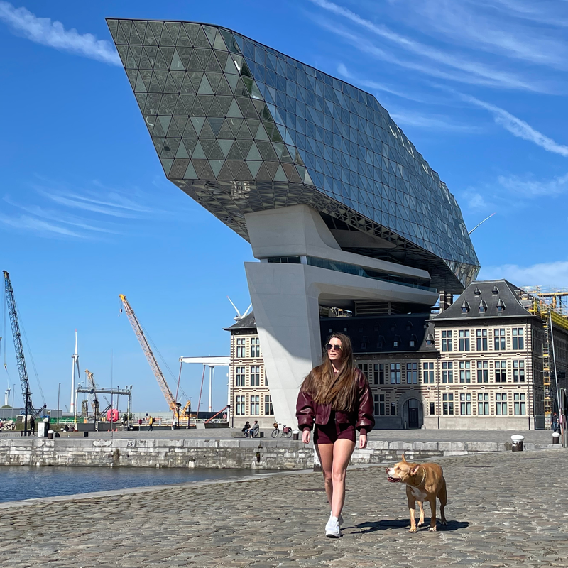 Melissa en Gilera wandelend voor het Havenhuis in Antwerpen