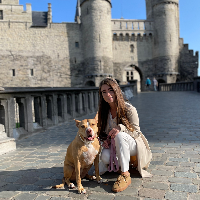 Melissa en Gilera voor kasteel Het Steen in Antwerpen