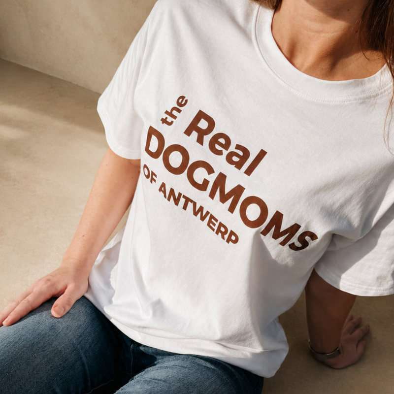 Wit The Real Dog Moms of Antwerp T-shirt met burgundy opdruk