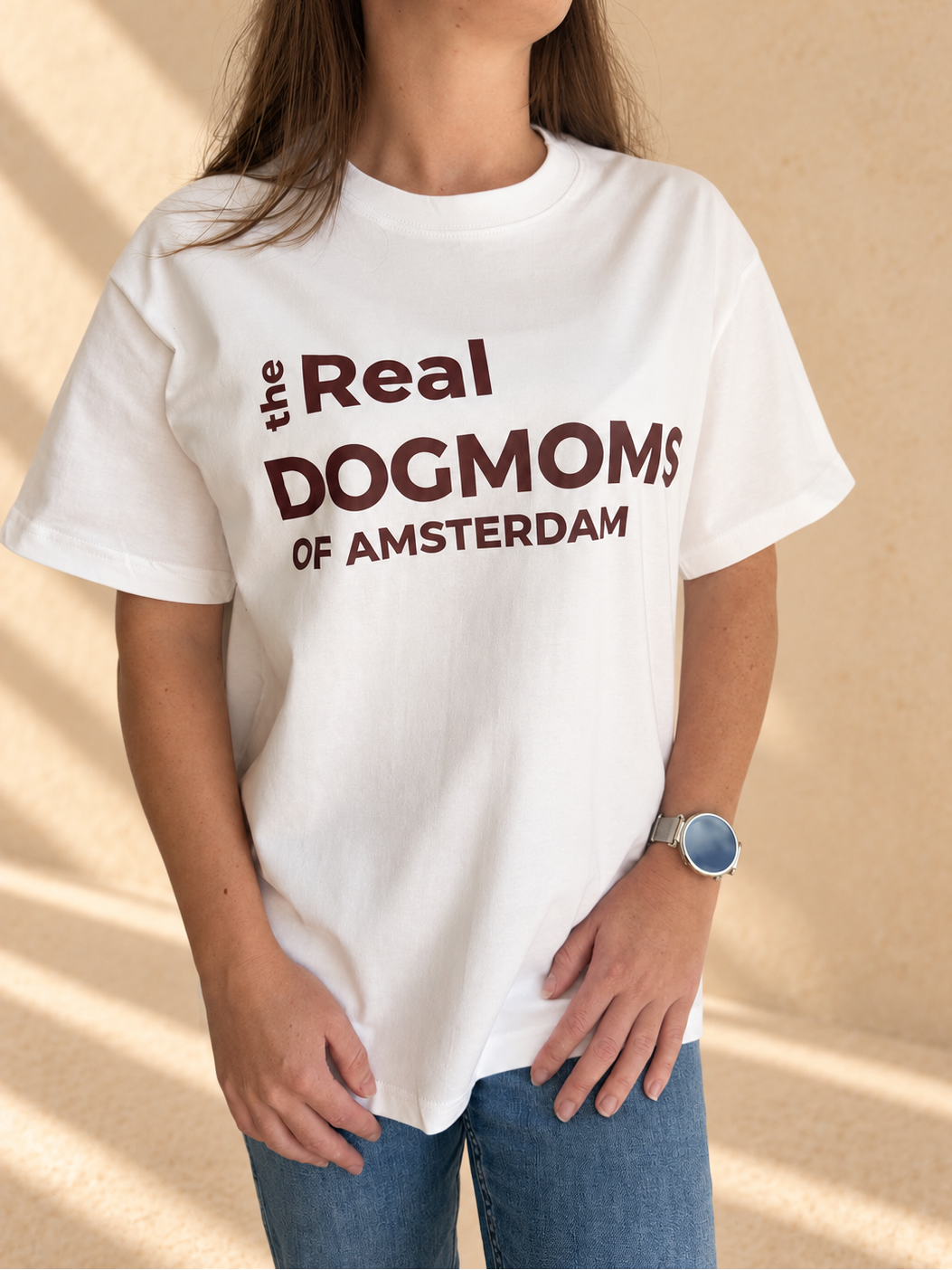 The Real Dogmoms of Amsterdam wit T-shirt met burgundy print voor dames | Gigi in Antwerp