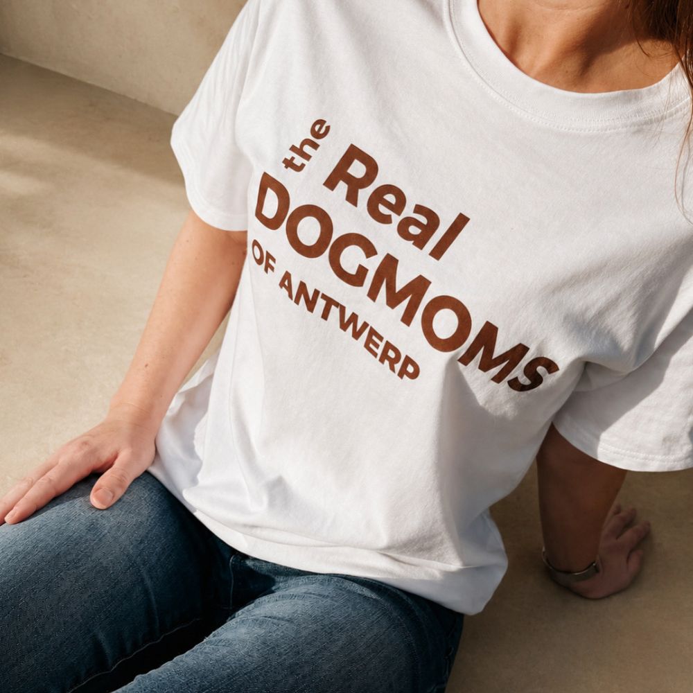 The Real Dogmoms of Antwerp T-shirt van Maison Gigi in wit met burgundy opdruk