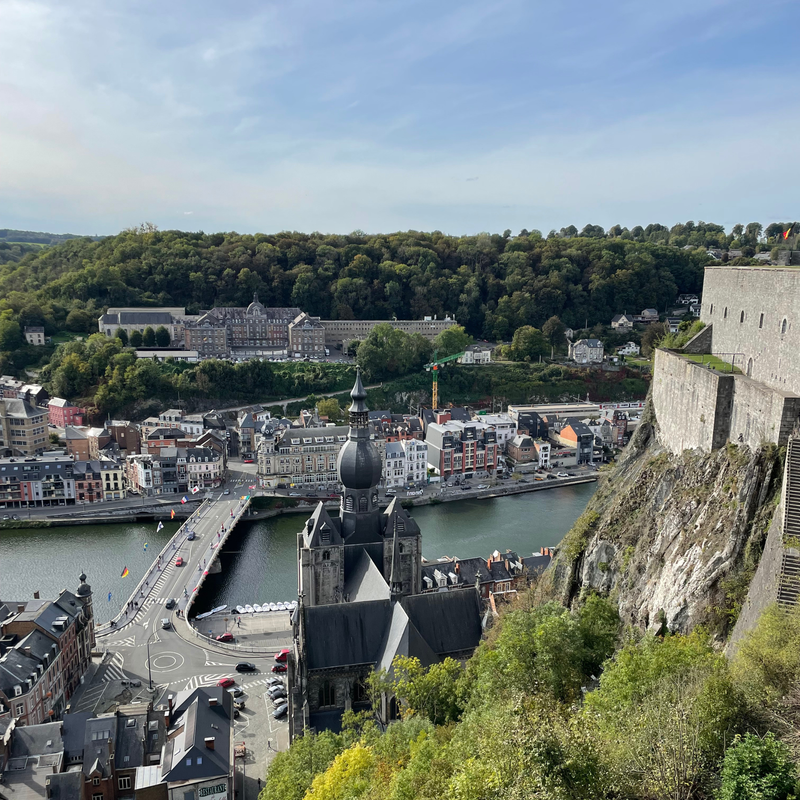 Uitzicht vanaf de Citadel van Dinant over de Maas, de stad en de Collégiale Notre-Dame
